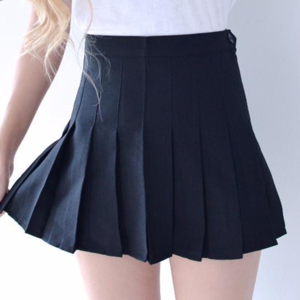 Black pleated tennis skirt